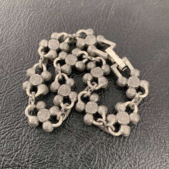 Vintage Mid-Century Bracelet, Faux Pearls & Peridot Glass Crystals, Floral Motif - Picture 7 of 10